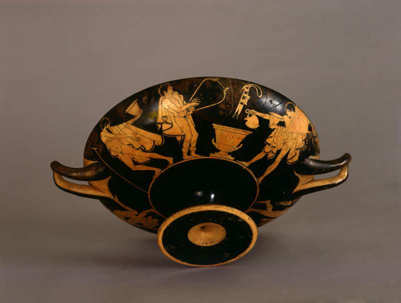 Attic red-figure kylix by the Antiphon Painter